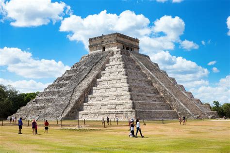 A Revolta dos Cativos de Chichen Itzá: Uma Explosão de Fúria e Esperança na Península de Yucatán no Século V